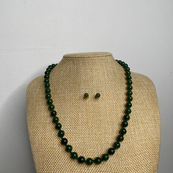 BIRK’S Nephrite Jade Beaded Necklace & Earring Set - Picture 3 of 4